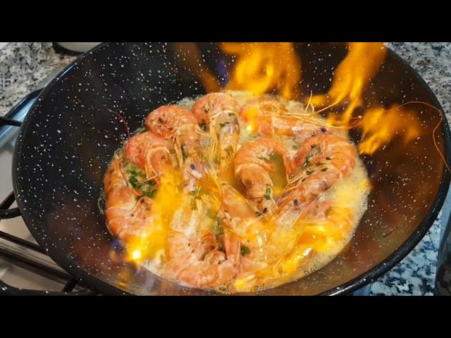 gambas al ajillo con brandy en sartén