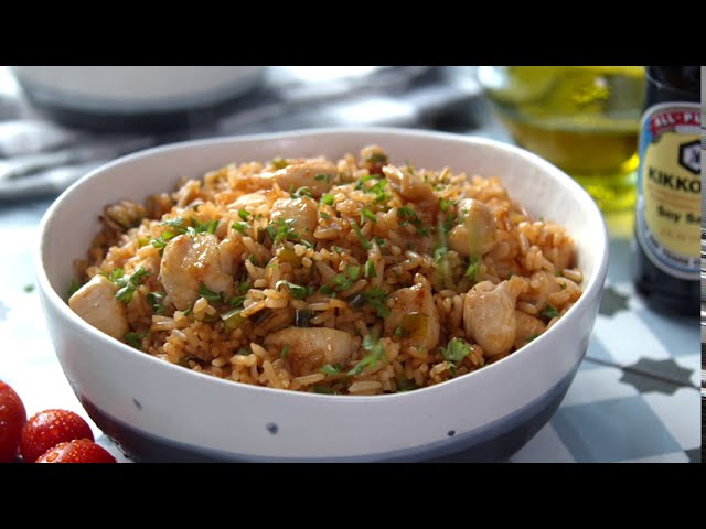 arroz con pollo y salsa de soja