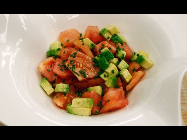 ensalada de aguacate y tomate y queso