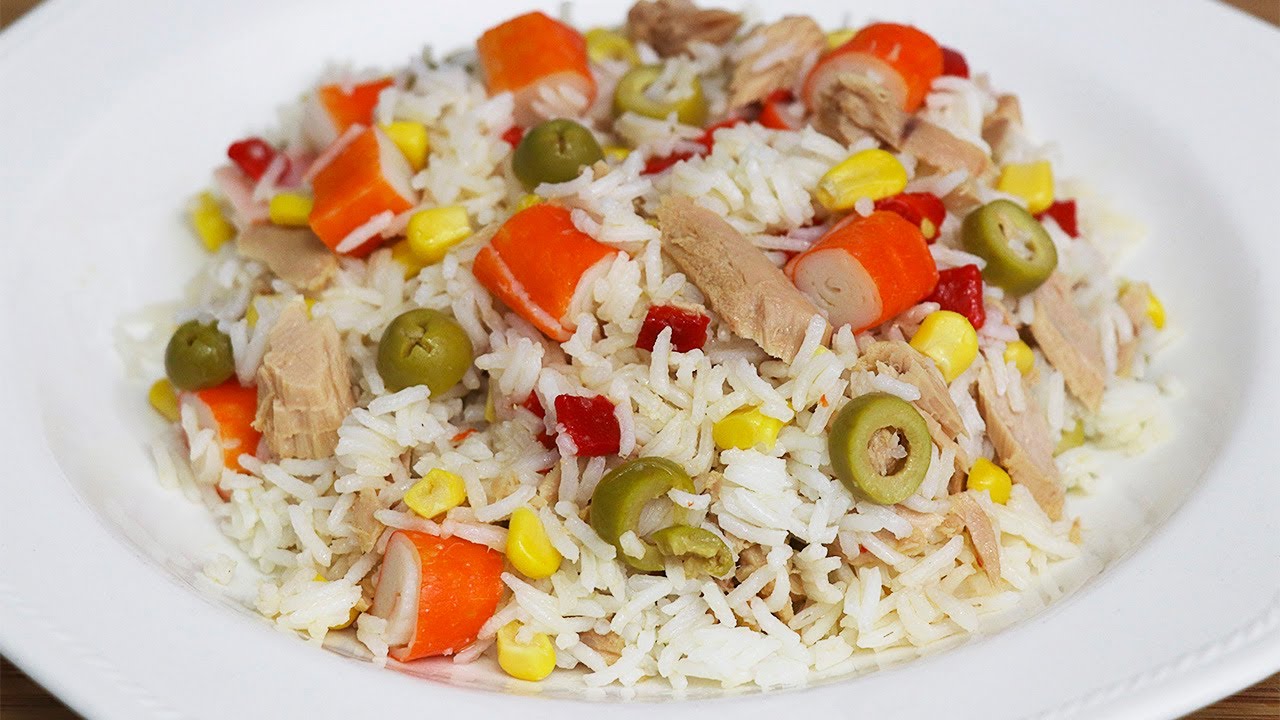 ensalada de arroz con atún y palitos de cangrejo