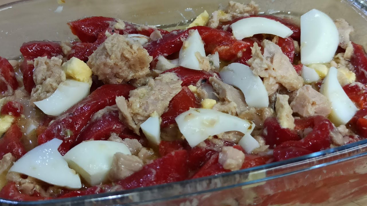 ensalada de pimientos asados con atún y huevo duro