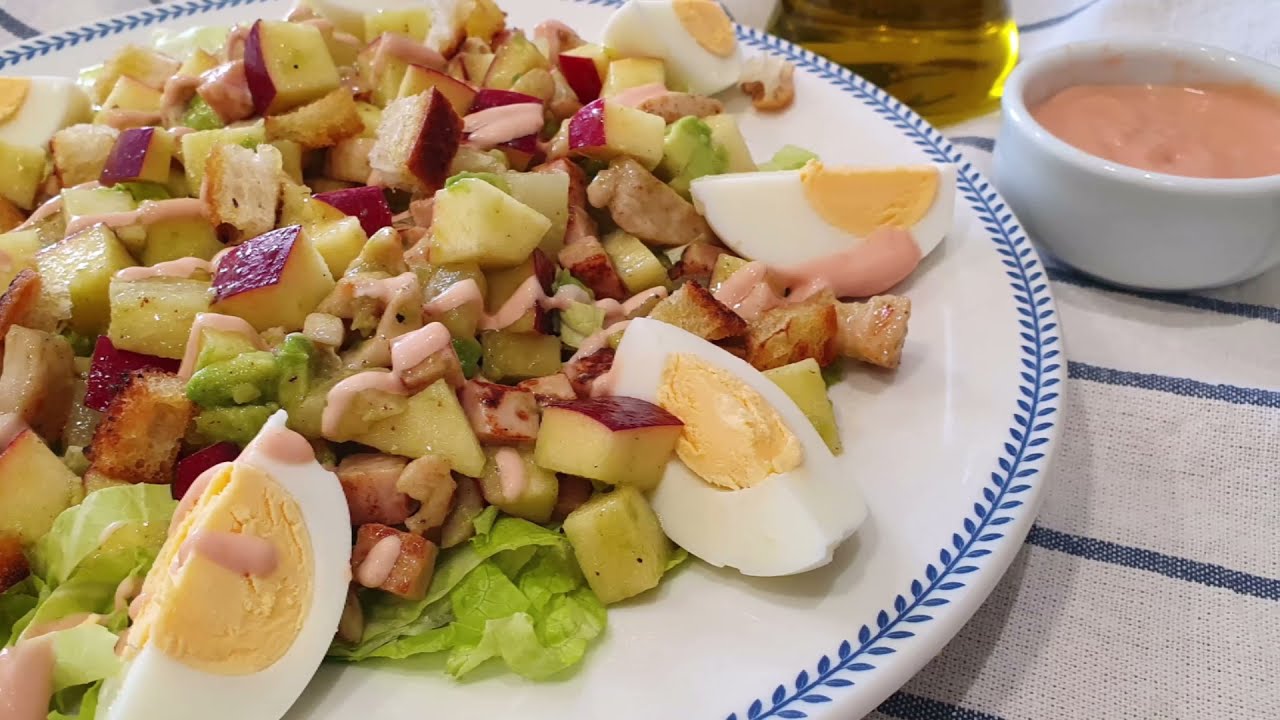 ensalada de pollo con salsa rosa