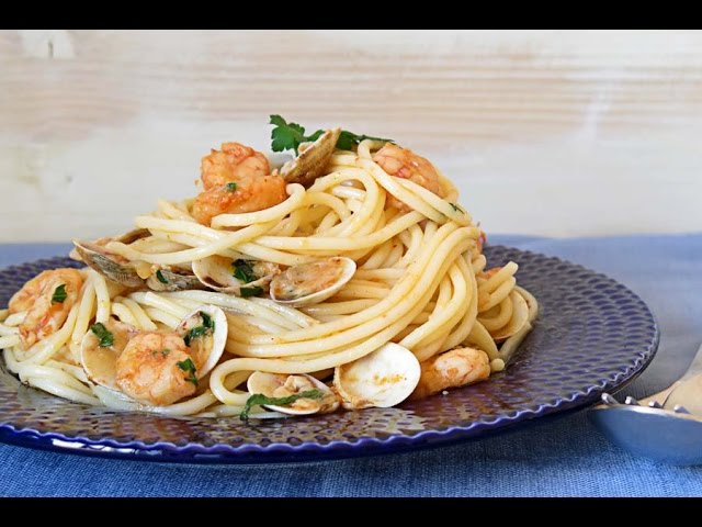 espaguetis con almejas y gambas y vino blanco