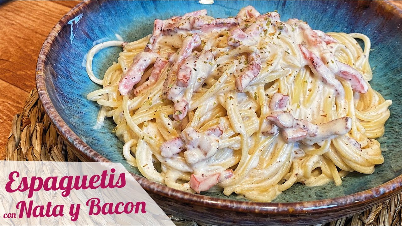 espaguetis con nata y champiñones y bacon