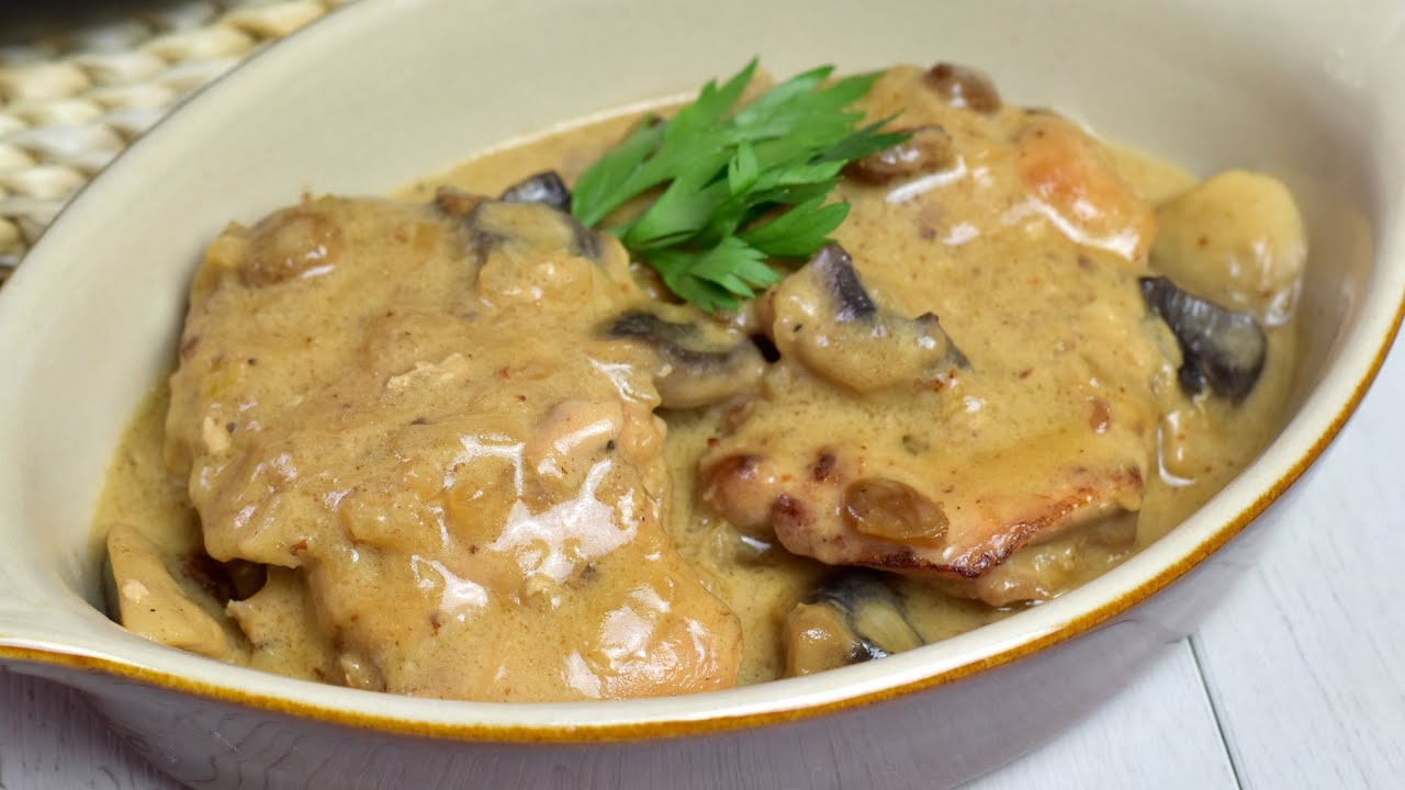 filetes de pollo en salsa de cebolla y vino blanco