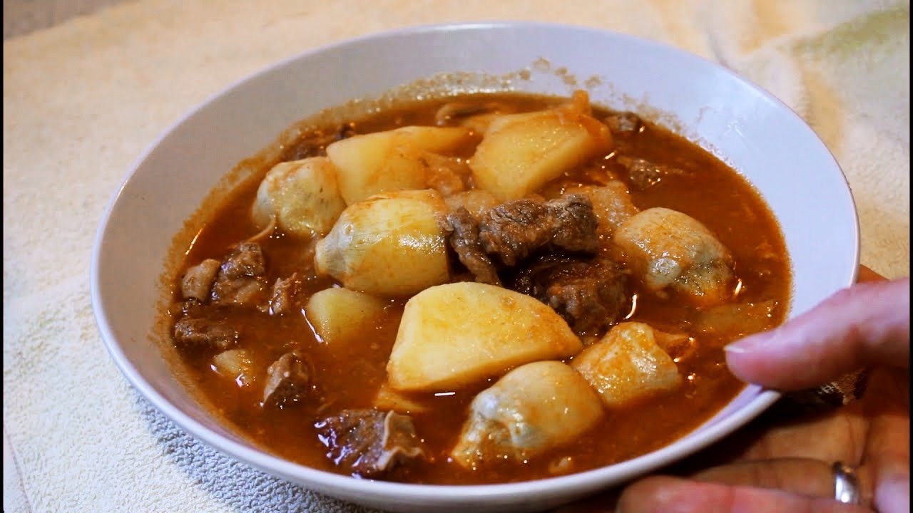 guiso de patatas con alcachofas y carne