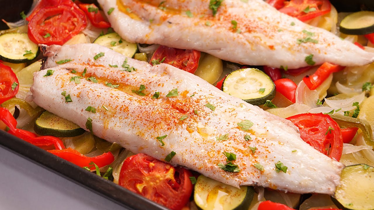 merluza al horno con patatas cebolla y tomate