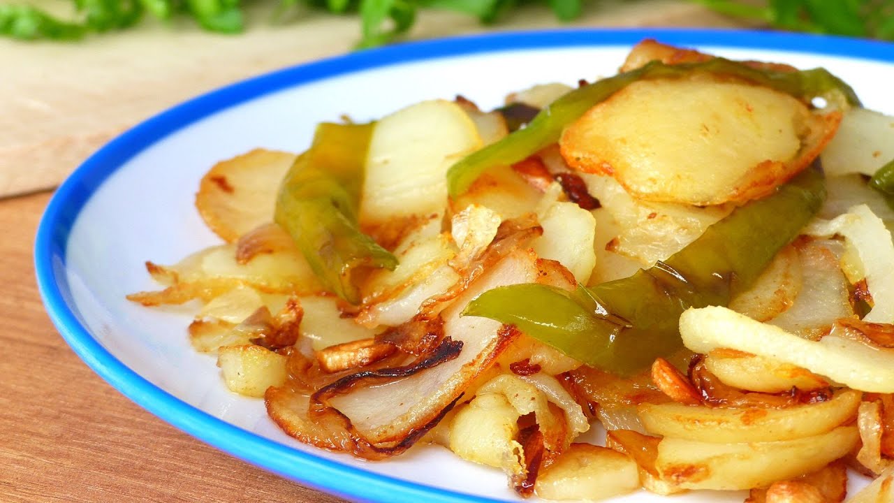 patatas panaderas en sartén con cebolla