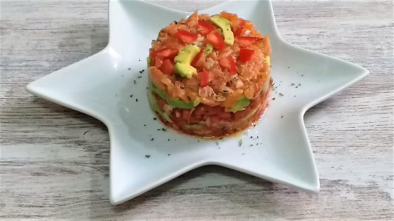 salmon ahumado con aguacate y tomate