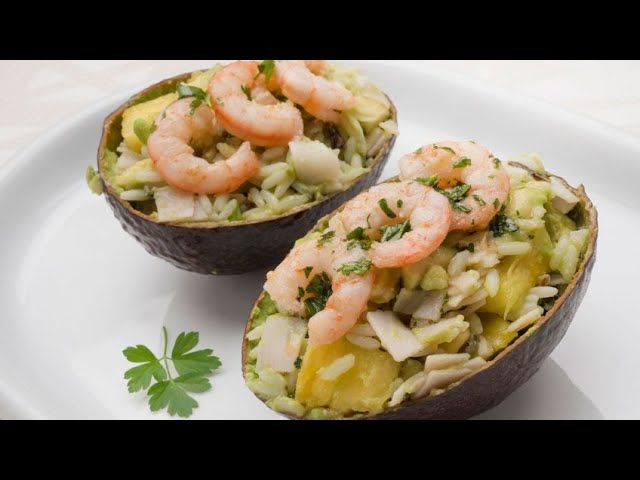 aguacates rellenos de gambas y piña