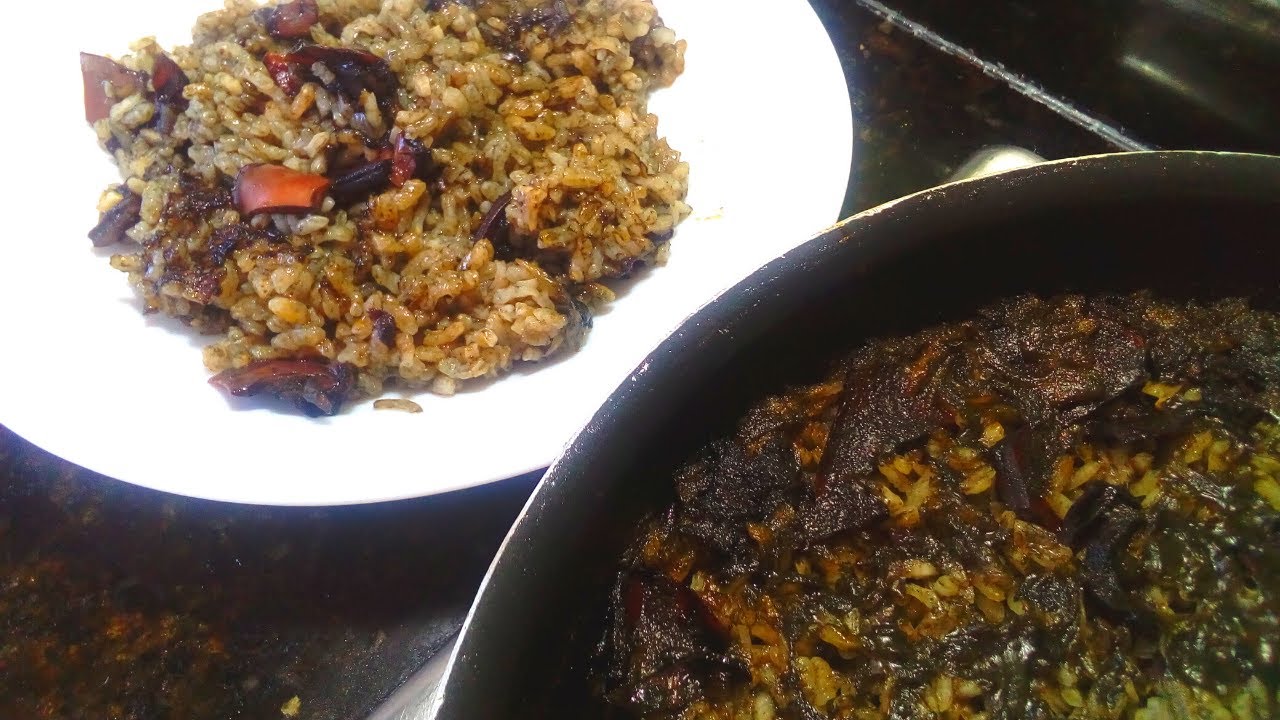 arroz blanco con calamares en su tinta