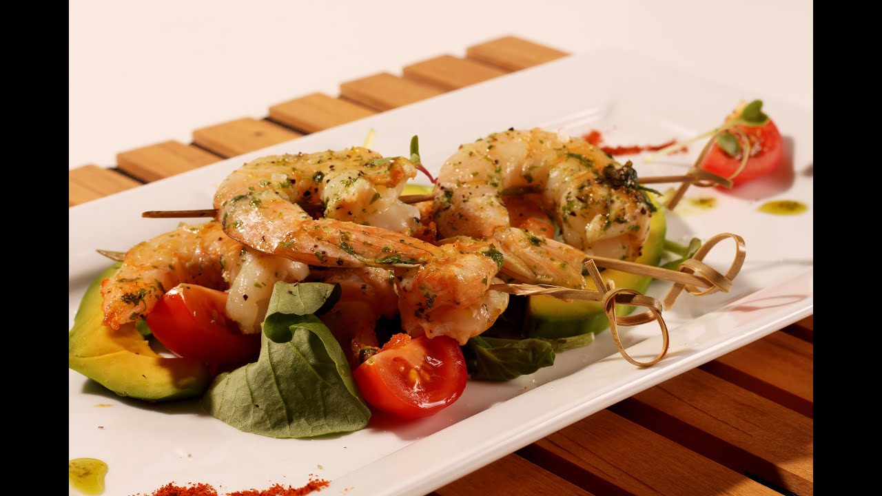 brochetas de gambones a la plancha