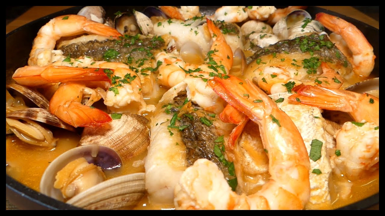 cazuela merluza con gambas y almejas