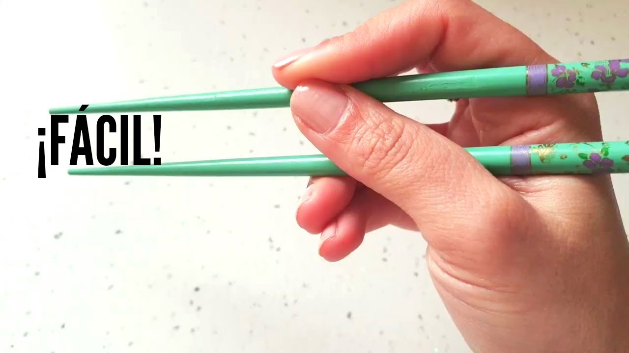 cómo coger palillos chinos para comer