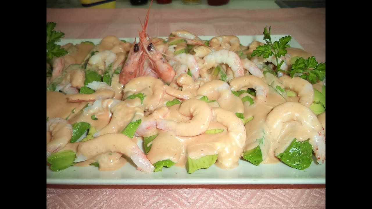 ensalada de aguacate y gambas y salsa rosa