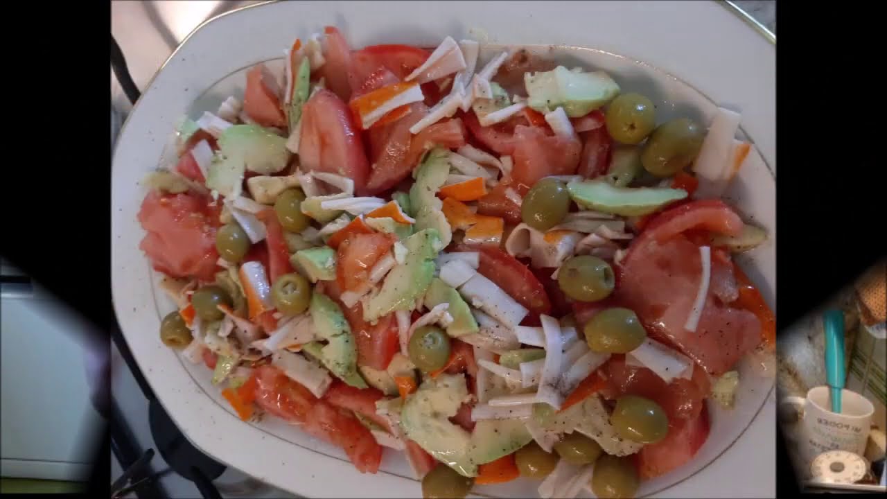 ensalada de aguacate y palitos de cangrejo