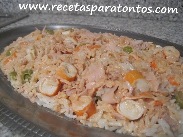 ensalada de arroz con pollo y salsa rosa