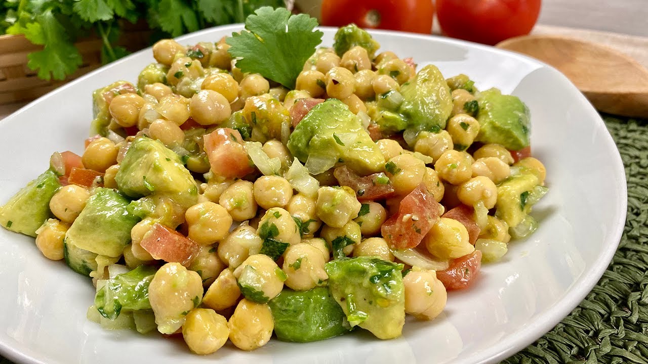 ensalada de garbanzos con aguacate y huevo duro