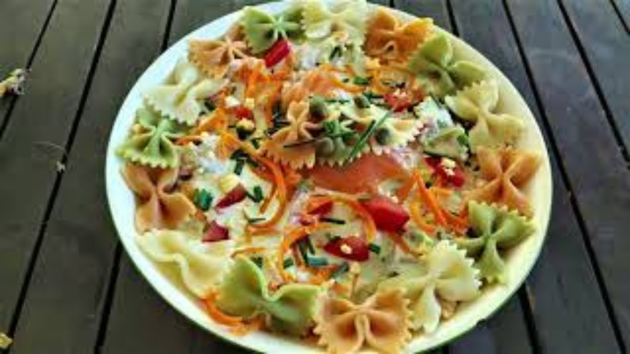 ensalada de pasta con salmón ahumado y manzana