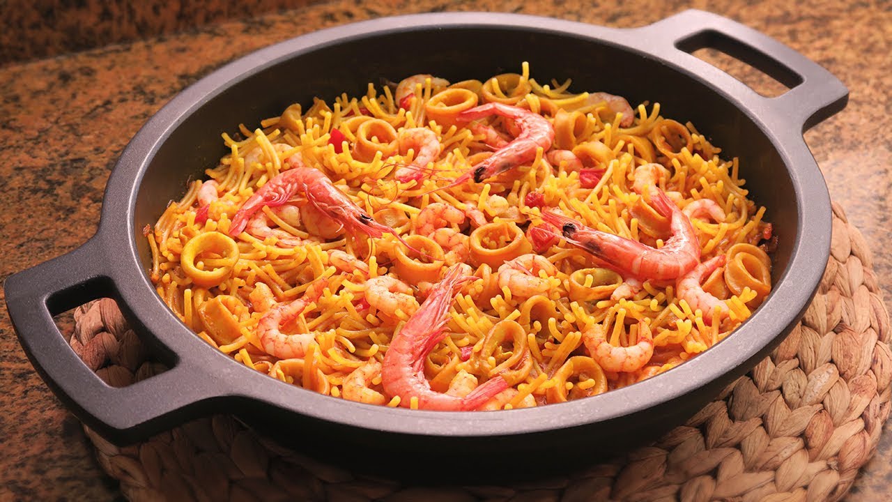 fideuá con sepia gambas y almejas
