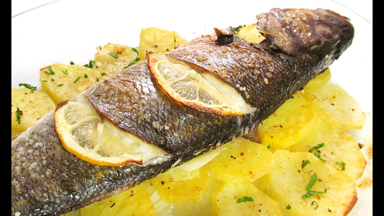 lubina al horno con patatas cebolla y tomate