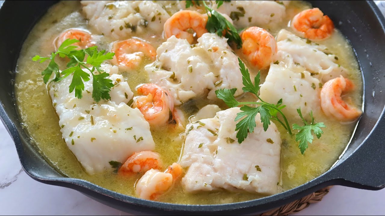 merluza en salsa verde con gambas y guisantes