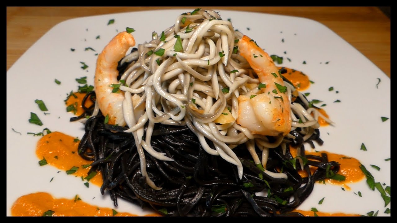 pasta negra con gulas y gambas