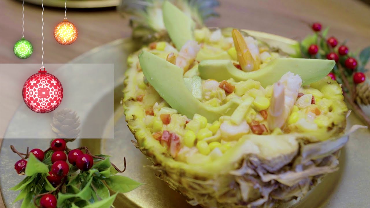 piña rellena de coctel de marisco