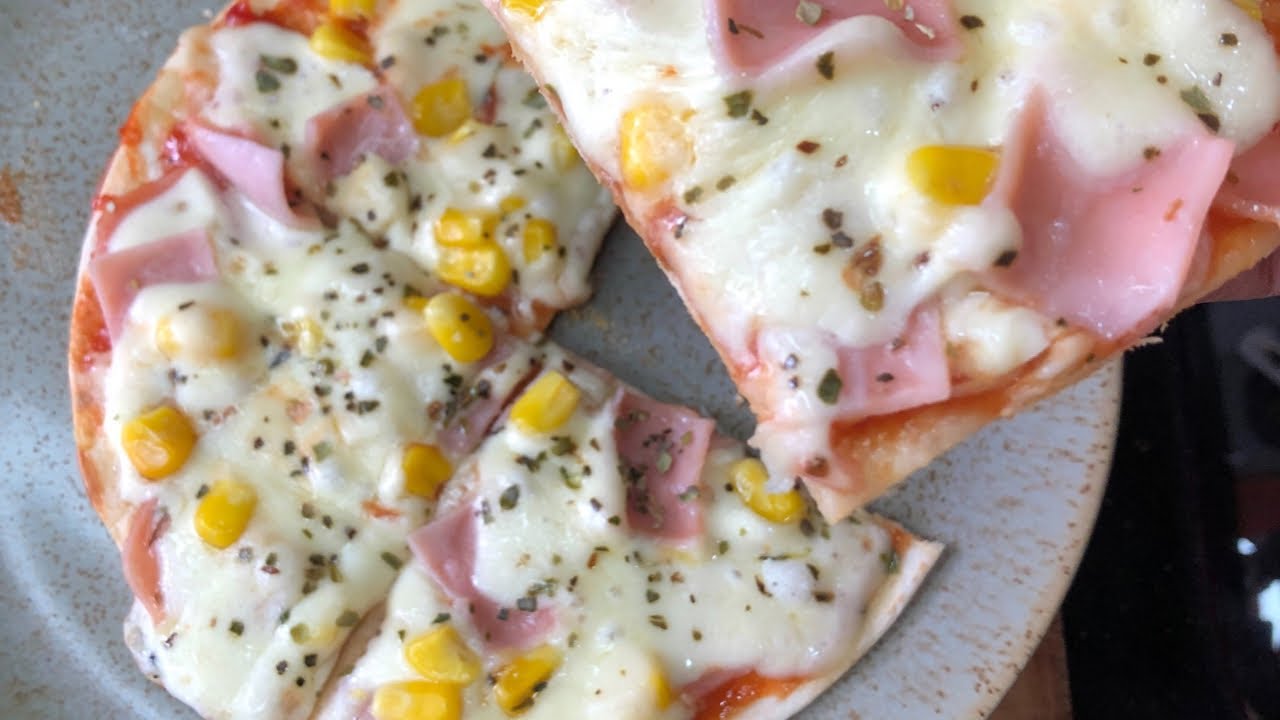 pizza con tortillas de trigo en sartén