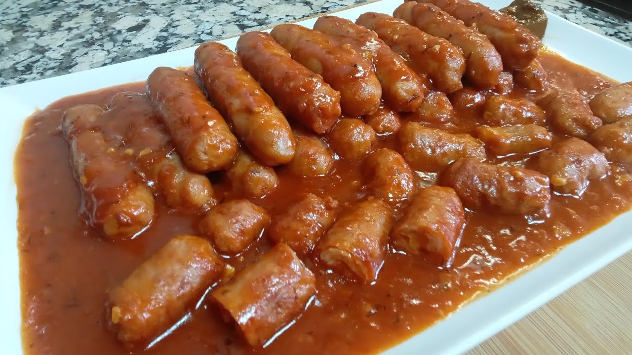 salchichas frescas en salsa de tomate