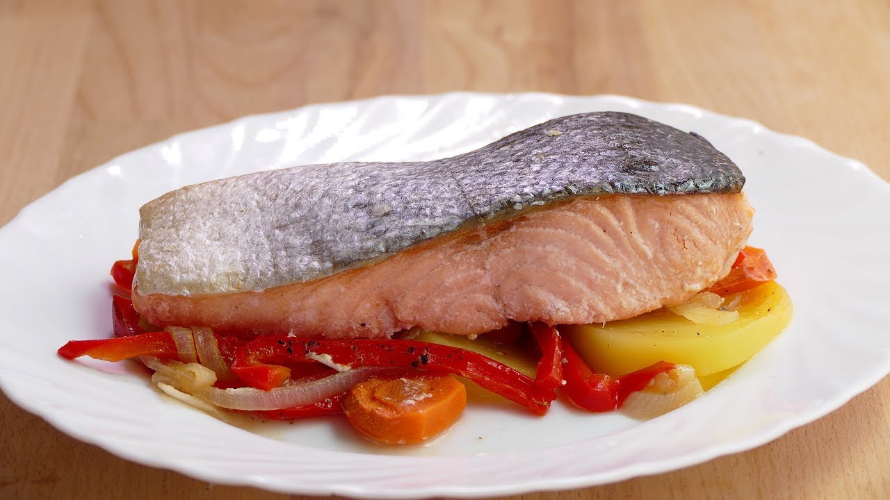 salmón al horno con patatas y vino blanco