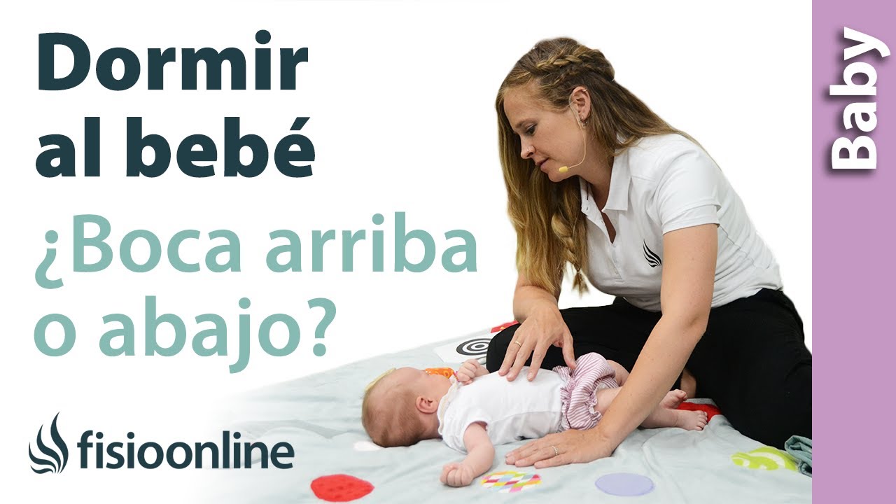 bebe duerme boca abajo de rodillas