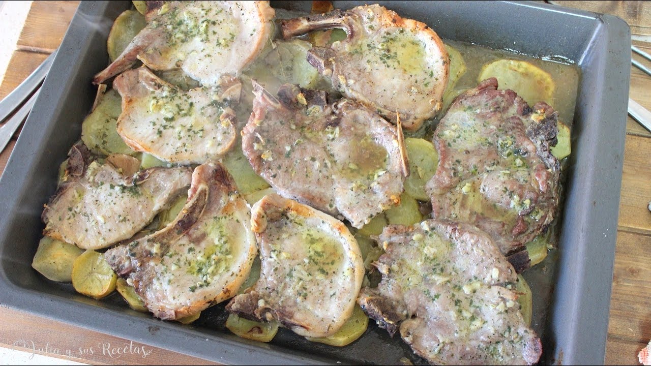 chuletas de aguja de cerdo al horno con patatas