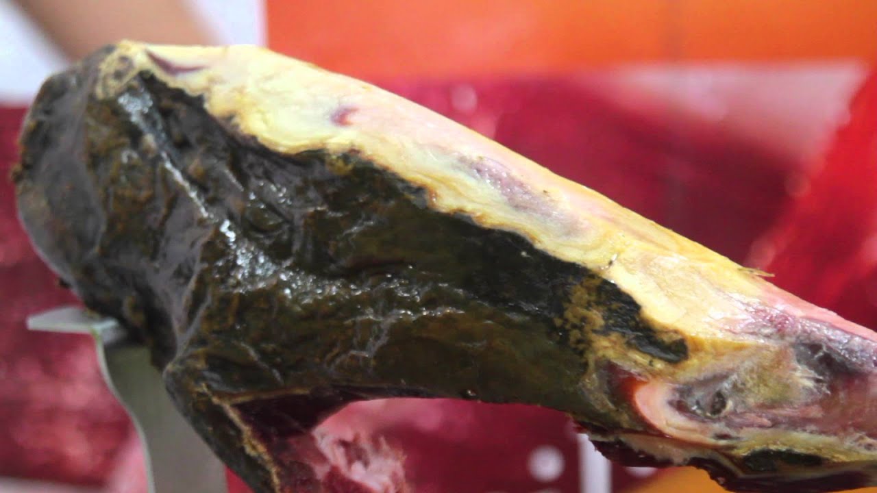 como cortar un jamón con la pezuña hacia abajo